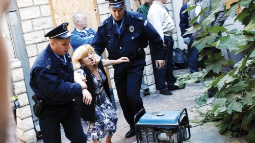 Policajci odvode Milutinovićevu