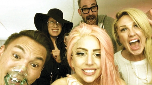 Lejdi Gaga sa ekipom