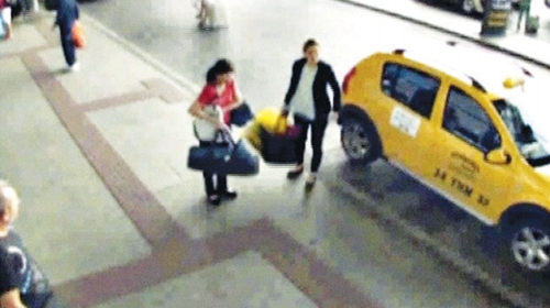 Majka i kupac  dolaze na aerodrom