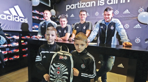 Fudbaleri Partizana se družili sa najmlađim navijačima