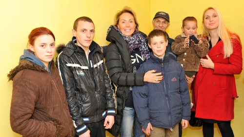 Brena i Jelena Drakulić Petrović sa decom iz Krušca