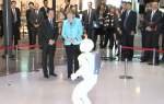 Angela Merkel i robot / Foto: Youtube screenshot