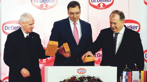 Vučić je juče položio  kamen temeljac za fabriku  „Dr Oetker“ u Šimanovcima