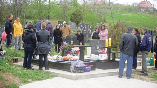 Bogdanović je ubio i sina i majku: Porodica ubice na pomenu ubijenima