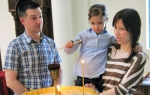 Mala Tijana sa roditeljima Nebojšom i Jelenom na Uskrs posetila srpsku pravoslavnu crkvu u Hjustonu