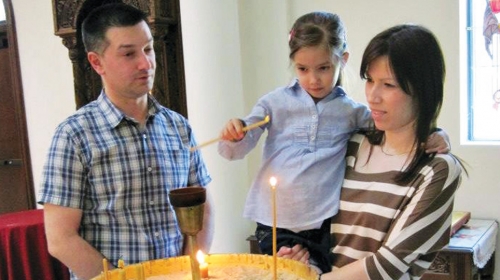 Mala Tijana sa roditeljima Nebojšom i Jelenom na Uskrs posetila srpsku pravoslavnu crkvu u Hjustonu