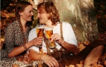 ljubav par pivo priroda jesen