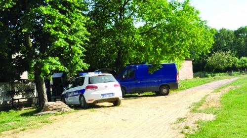 Policija ispred kuće Ljubiše M. (65)