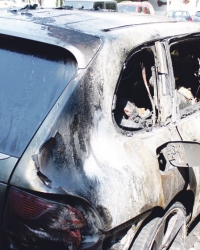 Skupoceni automobil  izgoreo do temelja