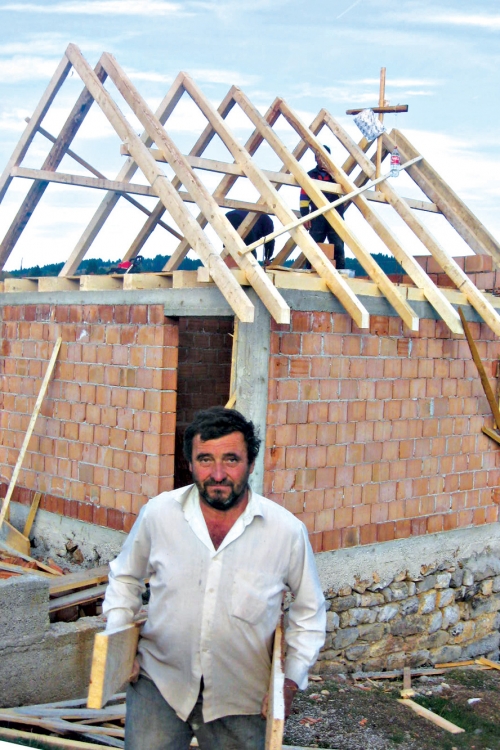 Nov krov nad glavom:  Milomir ispred kuće  koju mu grade komšije