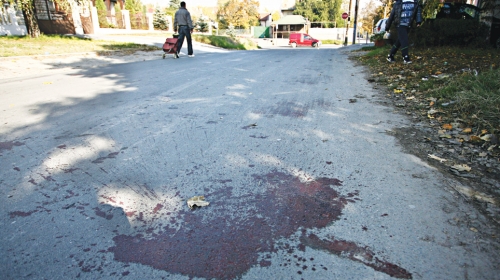Lokva krvi na asfaltu