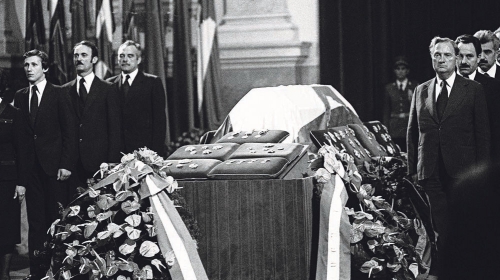 Odavanje počasti Josipu  Brozu u tadašnjoj  Skupštini SFRJ