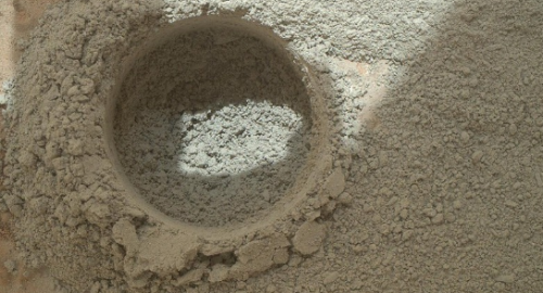 Rover iskopao rupu radi vađenja novog uzorka.