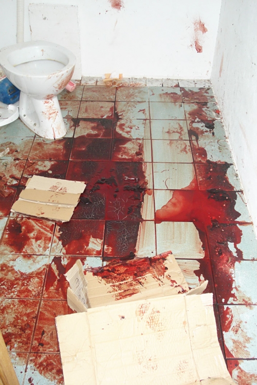 Radonja ljubavnicu ubio  satarom, pa pucao sebi u  usta u WC-u seoske prodavnice