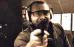 Mirsad Ndrecaj,  poznatiji kao Komandant NATO, pozira sa pištoljem