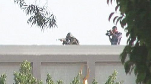 Vojnik na  krovu zgrade  Revolucionarne  garde u kairu