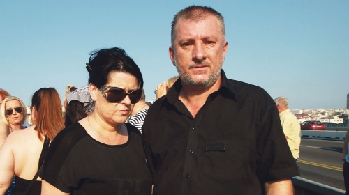 Nekoliko stotina Beograđana juče  pružilo podršku Lukinim roditeljima