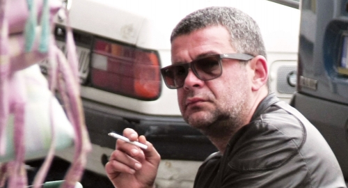 Opuštanje uz cigaretu: Nebojša Glogovac | Foto: Rajko Ristić