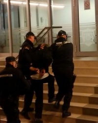 Policija privodi Dragomira M. u stanicu
