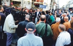 Šarović okružen  novinarima u Knez  Mihailovoj ulici