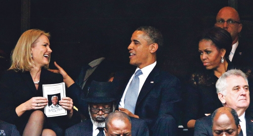 Obama čavrlja sa Hele Toring Šmit, danskom  premijerkom, dok ga Mišel strelja pogledom