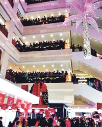 Kinez je skočio sa sedmog  sprata šoping centra