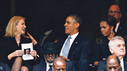 Obama čavrlja sa Hele Toring Šmit, danskom  premijerkom, dok ga Mišel strelja pogledom
