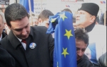 Nemanja Šarović pali zastavu EU
