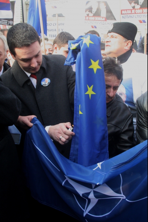 Nemanja Šarović pali zastavu EU