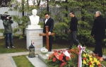 Ministar Vulin na Miloševićevom grobu