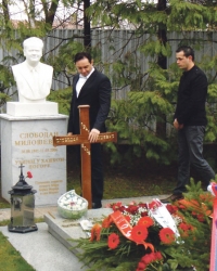 Ministar Vulin na Miloševićevom grobu