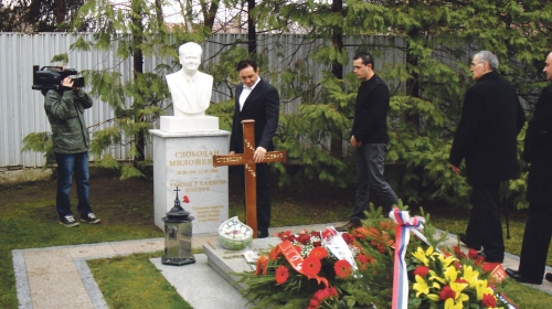 Ministar Vulin na Miloševićevom grobu