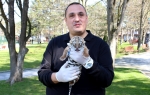 Veterinar Vladimir Jovanović drzi tigrića