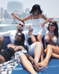 Uživa sa cicama u Dubaiju: Darko Lazić