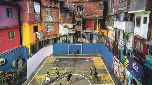 Ceo Brazil igra  fudbal: Detalj iz  favele i sa plaže