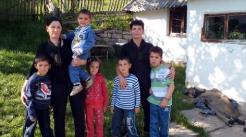 Puna kuća Matovića: Vera i Violeta sa decom