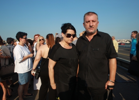 Nekoliko stotina Beograđana juče  pružilo podršku Lukinim roditeljima