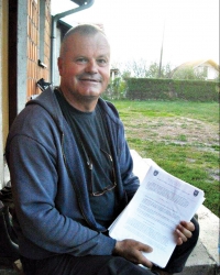 Milorad Đoković  pokazuje papire  kojim mu albanske  vlasti pokušavaju  oduzeti plac i sprečiti ga da živi na Kosmetu