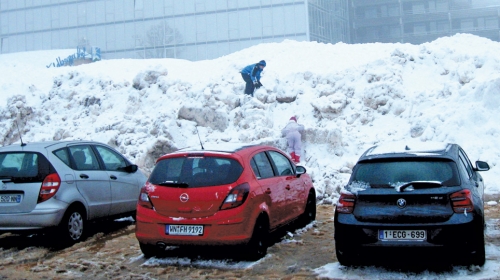 Nisu čekali proleće: Očišćen parking