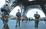 Vojna patrola  ispred Ajfelovog  tornja, koji godišnje  poseti sedam  miliona turista