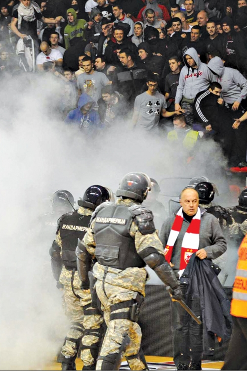 Slike nereda sa  finalnog meča  između Zvezde i  Partizana obišle  su svet