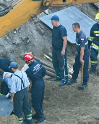 Izvlačenje  stradalih  ispod odrona