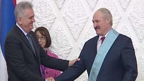 Tomislav Nikolić predaje odlikovanje Lukašenku