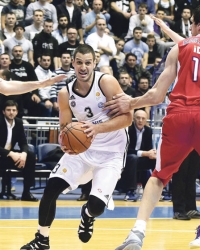 Pavlović u  duelu sa Mitrovićem, Marjanovićem  i Blažičem