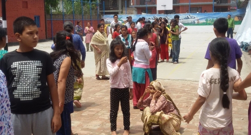 Ljudi na ulicama posle zemljotresa - Nepal | Foto: Profimedia.rs