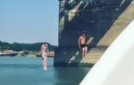 Mirko Šijan i njegov drugar skaču sa mosta