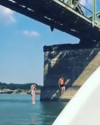 Mirko Šijan i njegov drugar skaču sa mosta