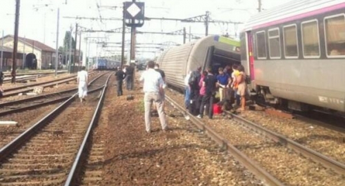 Voz udario u peron na stanici / Foto: TWITTER/BENITO KIESSEL