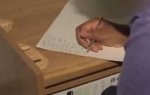 Optužena devojčica rešava domaći iz matematike u svojoj kući