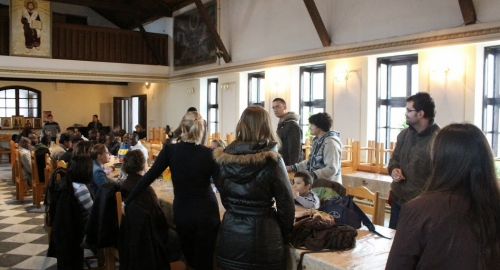 Azilanti u sali crkvenog doma / Foto: crkvauobrenovcu.rs | Foto: 